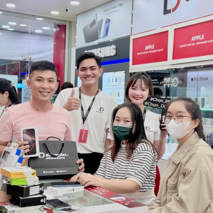 Không khí mua sắm iPhone 16 tại một cửa hàng Di Động Việt. 