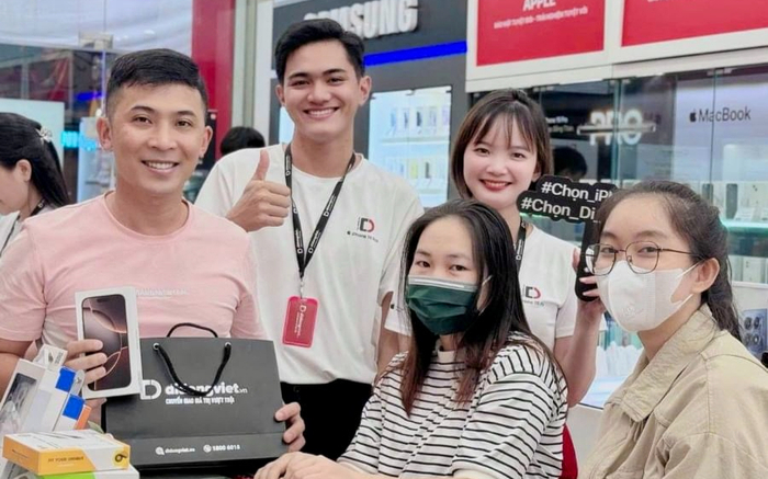 iPhone 16 màu Sa Mạc “cháy hàng”, người dùng vẫn nườm nượp đi “săn Táo”, trải nghiệm mua sắm thế nào? Ảnh 2