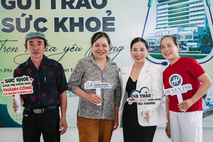 Chị Dương Thu Vân và bố mẹ rạng rỡ tại buổi thăm khám sức khỏe miễn phí do Huyền Phi tổ chức tại khu vực miền Trung