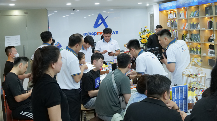 Hình ảnh khách hàng đến mua máy tại AShop Mobile trong đêm mở bán iPhone 16 Series VN/A
