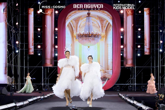 Bùi Hoàng Hạ An cùng Hoa hậu Ngọc Châu hoá mây trắng trên sân khấu thời trang Ảnh 1