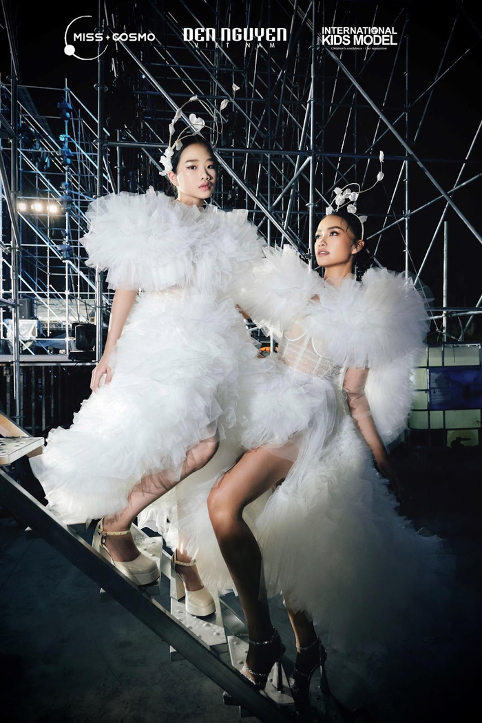 Bùi Hoàng Hạ An cùng Hoa hậu Ngọc Châu hoá mây trắng trên sân khấu thời trang Ảnh 3