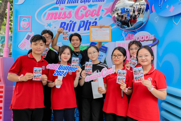 Các bạn trẻ Trường Đại học Ngoại thương hào hứng check-in tại booth chụp ảnh Hàn Quốc.