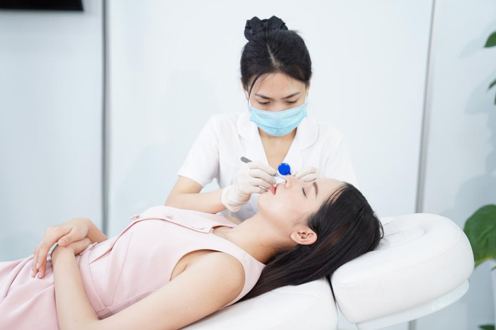 Hoa hậu Thanh Thủy đến bệnh viện tái khám và cắt chỉ