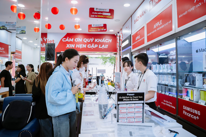 Khách hàng tin chọn Di Động Việt để mua sắm thiết bị di động chính hãng. 