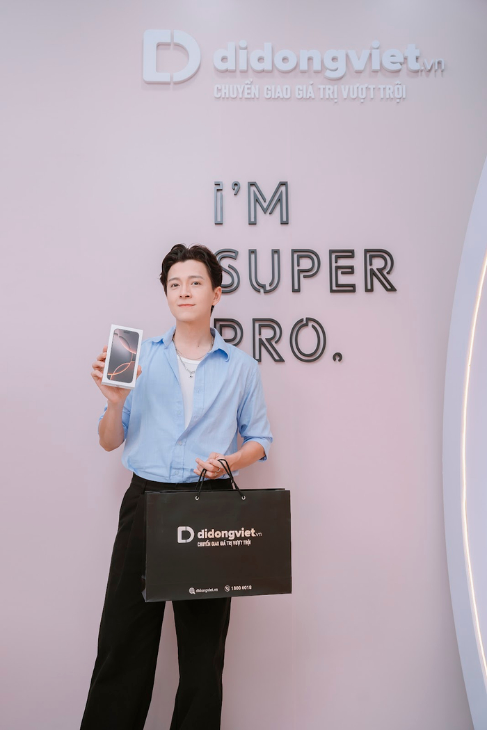 Mua iPhone 16 Pro Max, Ngô Kiến Huy đánh giá 1 hệ thống cửa hàng xứng đáng top đầu thị trường Ảnh 1