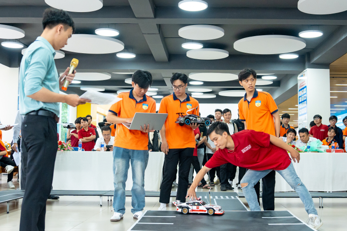 Những kỹ sư ô ô tương lai chế tạo xe và mang ra điều khiển tại sân chơi Racing HUTECH