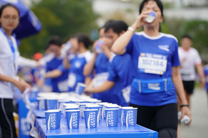 Trạm tiếp nước tại Pocari Sweat Run Việt Nam 2024 với Pocari Sweat luôn được ướp lạnh và phục vụ tận tâm đến vận động viên