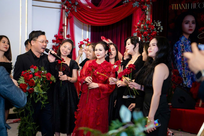 Ông Mạc Quốc Anh - Phó chủ tịch thường trực hiệp hội doanh nghiệp nhỏ và vừa thành phố Hà Nội là người đã đồng hành cùng hành trình mười năm hoạt động cộng đồng của Bùi Thanh Hương