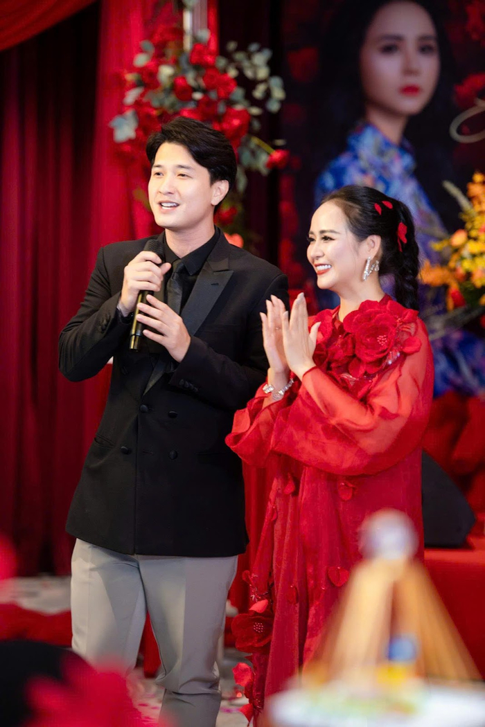 Diễn viên Huỳnh Anh lên sân khấu chúc mừng sinh nhật Bùi Thanh Hương