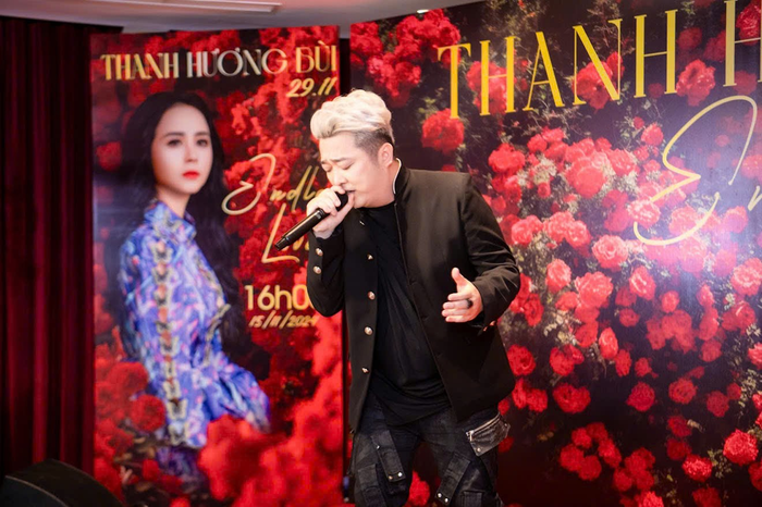 Ca sĩ Yanbi mở đầu bữa tiệc bằng lời ca “Còn ta với nồng nàn” ngọt ngào sâu lắng