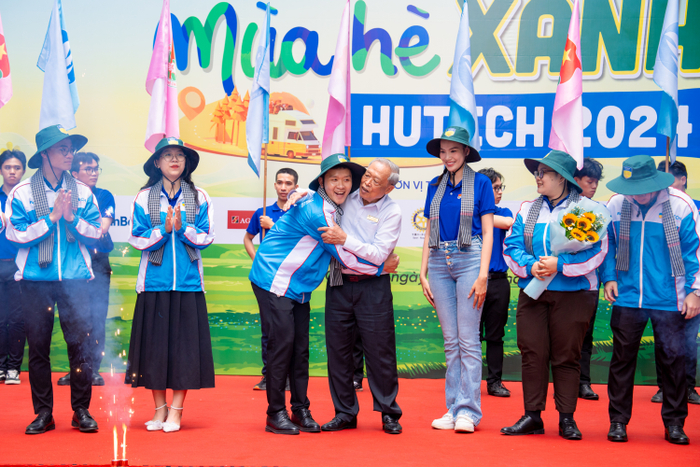 Nhắc về thầy, trong mỗi sinh viên đều dâng lên niềm tự hào, yêu thương, kính trọng