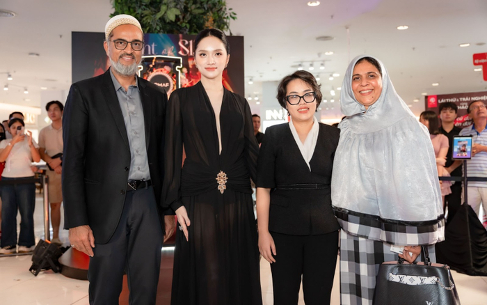 Hoa hậu Hương Giang, Anh Tài Kay Trần gây náo loạn TTTM vì màn xuất hiện thơm - sang - slay Ảnh 2