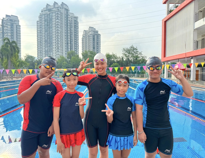 Cựu vận động viên đội tuyển quốc gia giờ đây trở thành cô giáo dạy bơi cho các em thiếu nhi đầy giản dị. 