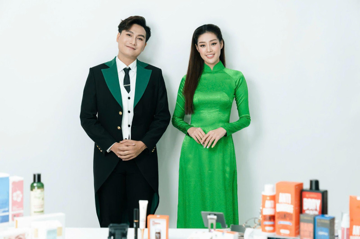 Kết thúc phiên livestream, anh chàng Quản “da” và người đẹp còn chụp hình kỷ niệm