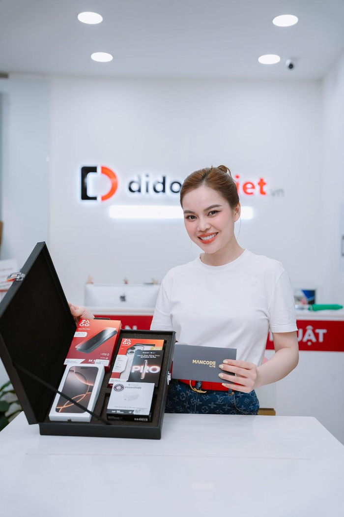 Nữ ca sĩ chọn màu iPhone 16 Pro Max mới, cũng là màu hot nhất tại thị trường Việt Nam.