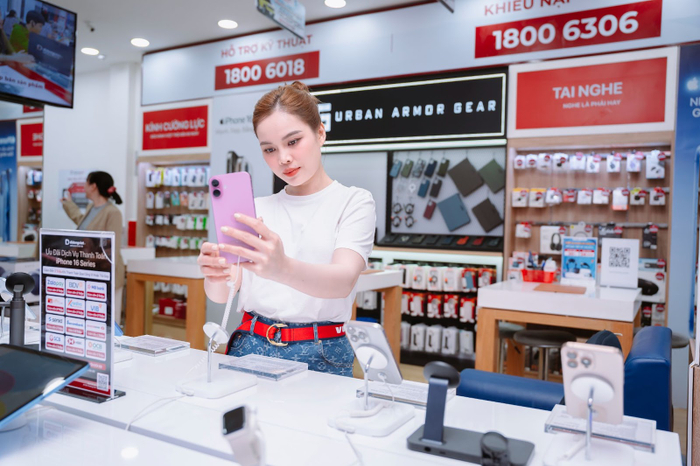 Giang Hồng Ngọc trải nghiệm iPhone 16 series tại quầy demo tại cửa hàng Di Động Việt. 