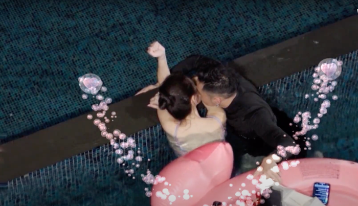 Wukong trao nụ hôn cho Quyên Qui ở bể nơi - nhà chung Premier Village Phu Quoc.