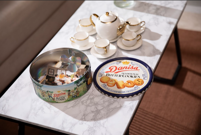 Hộp bánh Danisa trong MV không chỉ là món quà Tết quen thuộc, mà còn là một phần không thể thiếu trong những khoảnh khắc ý nghĩa cùng người thương quý, cất giữ những ký ức đẹp đẽ của bao thế hệ nhiều năm qua.