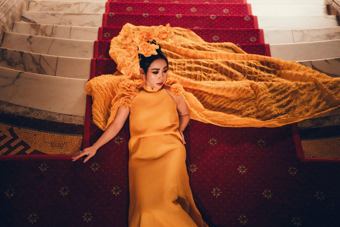 Phụ kiện hoa hồng vàng được Khánh Đăng lựa chọn tôn lên vẻ đẹp cho first face Phạm Quỳnh