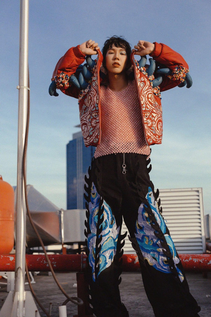 Stylist Khánh Đăng đã khéo léo lựa chọn phụ kiện giúp BST của Bùi Thanh Hương thêm hoàn hảo