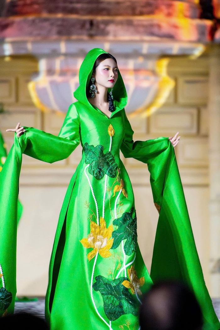 Phụ kiện đôi hoa tai giọt nước làm tăng thêm thần thái của Dương Hương Ly - con gái Bùi Thanh Hương trên sàn diễn&nbsp;