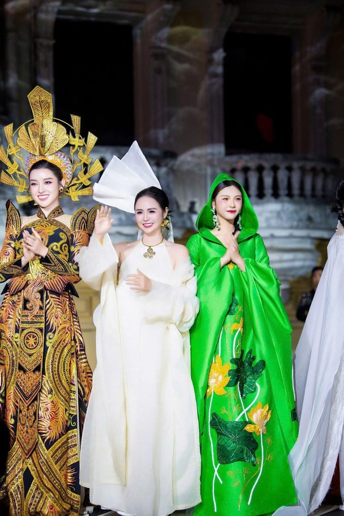 Bộ phụ kiện vòng cổ và hoa tai vòng tròn làm nổi bật khuôn mặt thanh thoát và vẻ đẹp thiết kế hoa hồng trắng của nữ chủ nhân Bùi Thanh Hương