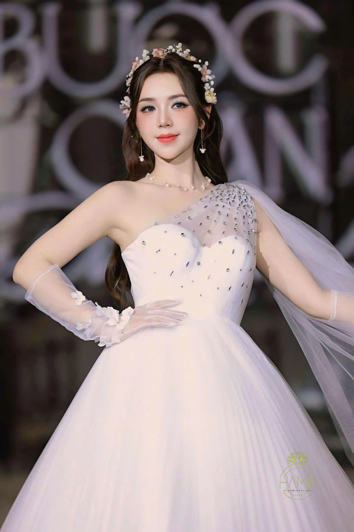 Diễn viên Quỳnh Kool xinh đẹp như nàng công chúa với trang sức ngọc trai của HAMIA.