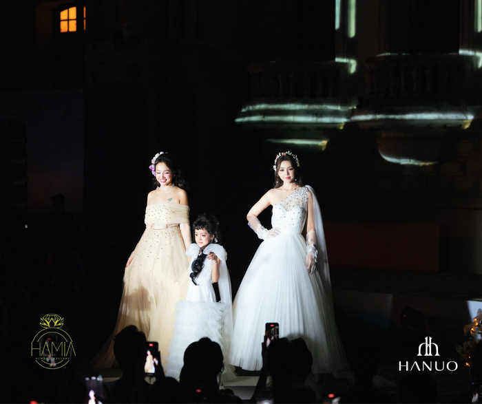 Diễn viên Thanh Vân Hugo, diễn viên Quỳnh Kool và diễn viên nhí Cherry An Nhiên trong show diễn thời trang “Bước Chân Di Sản 2”.