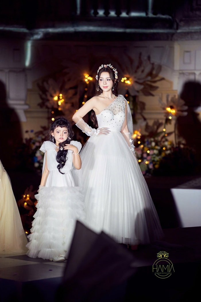 Diễn viên Quỳnh Kool và “con gái” Cherry An Nhiên với trang sức ngọc trai HAMIA trong show diễn “Bước chân di sản 2”.