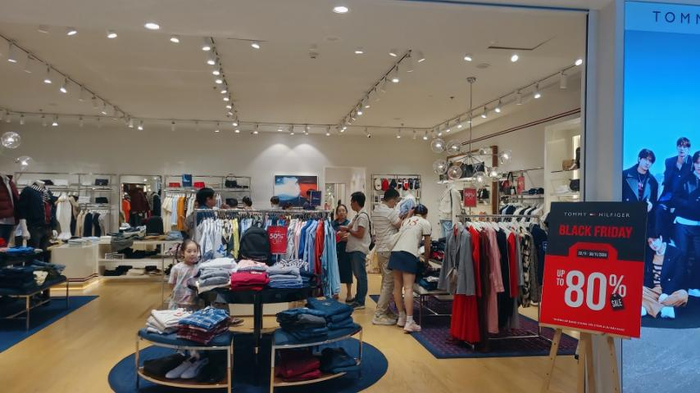 Không khí sôi động tại cửa hàng 