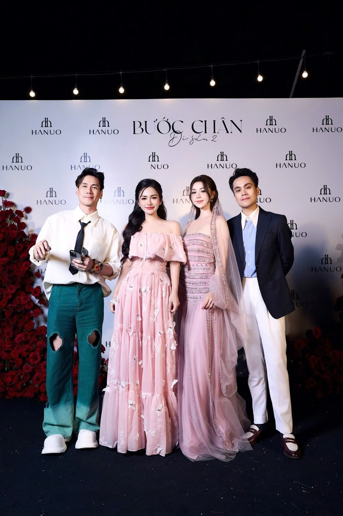 Từ trái qua phải Ca sĩ Khánh Phương, NTK Hà Trịnh, Diễn viên Quỳnh Kool, MC Thái Dũng hội tụ trong show diễn ra mắt BST Bản Giao Hưởng của HANUO.