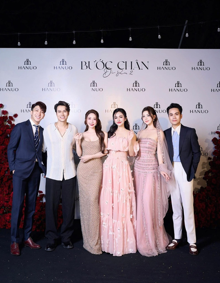 Từ trái qua phải, diễn viên B Trần, diễn viên Việt Anh, diễn viên Quỳnh Nga, NTK Hà Trịnh, diễn viên Quỳnh Nga, MC Thái Dũng trong chương trình “Bước chân di sản 2”