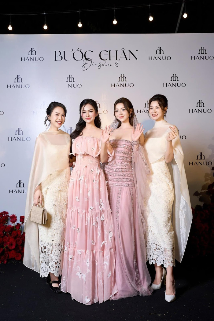 Từ trái qua phải MC Ngô Mai Phương, NTK Hà Trịnh, Diễn viên Quỳnh Kool, Diễn viên Lưu Huyền Trang thướt tha trong những thiết kế của HANUO.
