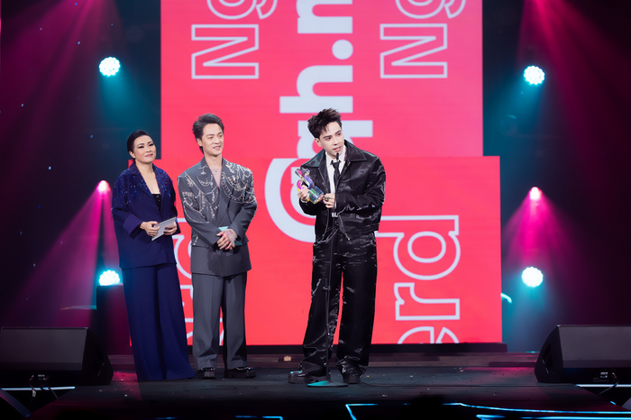 Ca sĩ Phương Thanh và Đăng Khôi tự hào trao giải cho nam ca sĩ thế hệ đàn em.