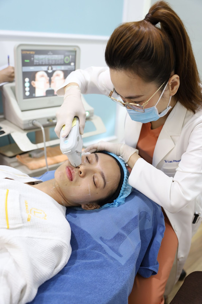 Bác sĩ Tô Lan Phương thực hiện liệu trình BluemoonPro