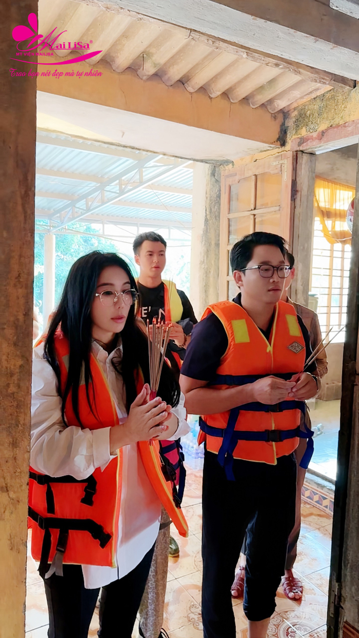 Vợ chồng doanh nhân Mailisa Hoàng Kim Khánh chia buồn và trao 60 triệu đồng ch0 gia đình nạn nhân của hai bé sinh đôi bị đuối nước 