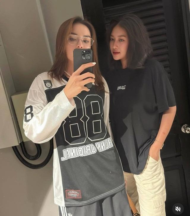 Mối quan hệ của 2 nàng hậu nổi tiếng đang được cư dân mạng đặc biệt quan tâm 