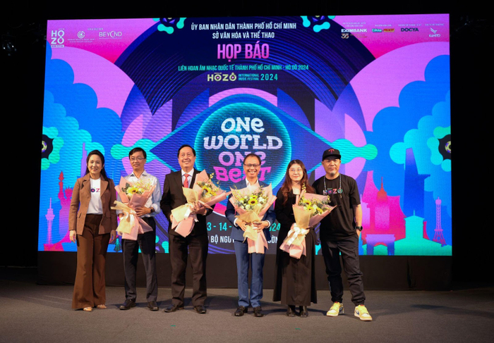 Ông Nguyễn Anh Tuấn - Phó Tổng Giám đốc Công ty Cổ phần Lương thực Thực phẩm Colusa - Miliket (thứ ba từ trái sang) nhận hoa tri ân từ Ban Tổ chức, khẳng định sự gắn kết và đồng hành bền vững