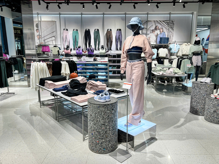 Không chỉ quần áo nam, dòng Jordan nữ cũng được trưng bày với nhiều mẫu mã đa dạng và bắt xu hướng.