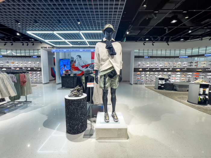 Bước vào không gian cửa hàng, các sản phẩm đều được phân chia khu nam và nữ giúp khách hàng dễ tìm kiếm sản phẩm hơn.