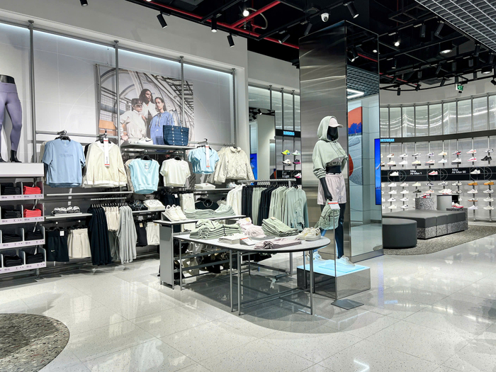 Các mẫu mã thời trang hiện đại và phù hợp với mùa đông dành cho nữ đã được “lên kệ” với các màu sắc cực thịnh hành.