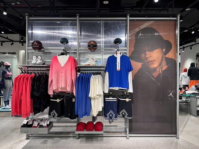 Các sản phẩm mới nhất của Jordan được trưng bày tại cửa hàng Nike Tân Phú. 
