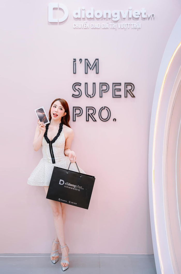 Nữ diễn viên hài lòng vì vừa lên đời được iPhone màu ưng ý vừa có được trải nghiệm mua sắm tuyệt vời tại Di Động Việt.