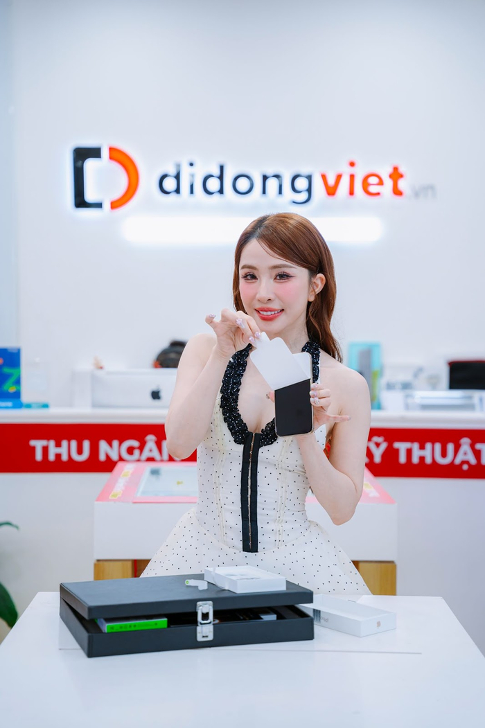 Diễn viên Quỳnh Nga năm nay chọn iPhone 16 Pro Max màu Titan Sa Mạc.