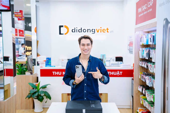 Việt Anh vẫn trung thành với phiên bản màu Titan tự nhiên từ iPhone 15 Pro Max lên 16 Pro Max.