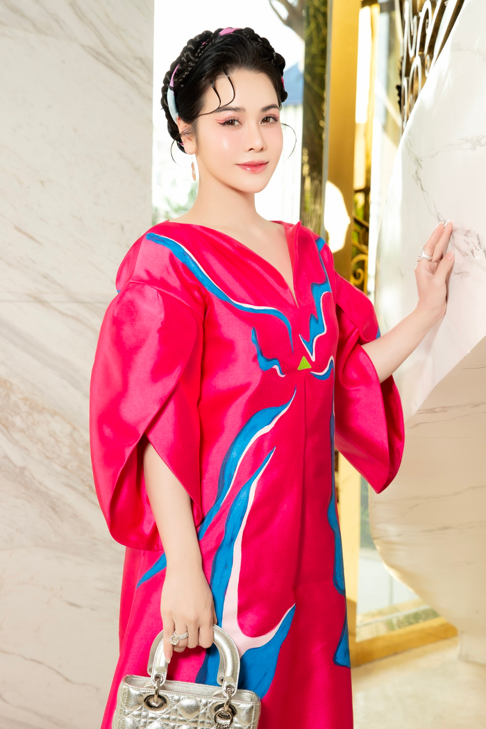 Nhật Kim Anh diện chiếc đầm hồng nổi bật, thu hút mọi ánh nhìn trong. 