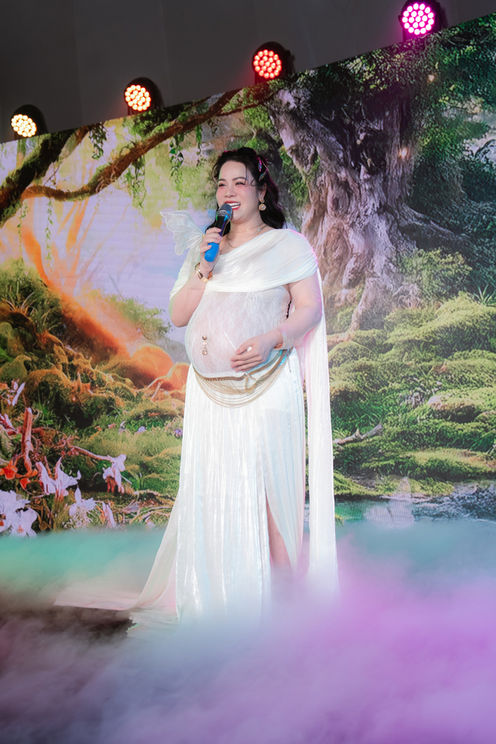 Trong sự kiện ra mắt nước hoa mới diễn ra vào tối ngày 16/12, Nhật Kim Anh đã chia sẻ về hành trình mang thai không dễ dàng của mình ở tuổi 40. 