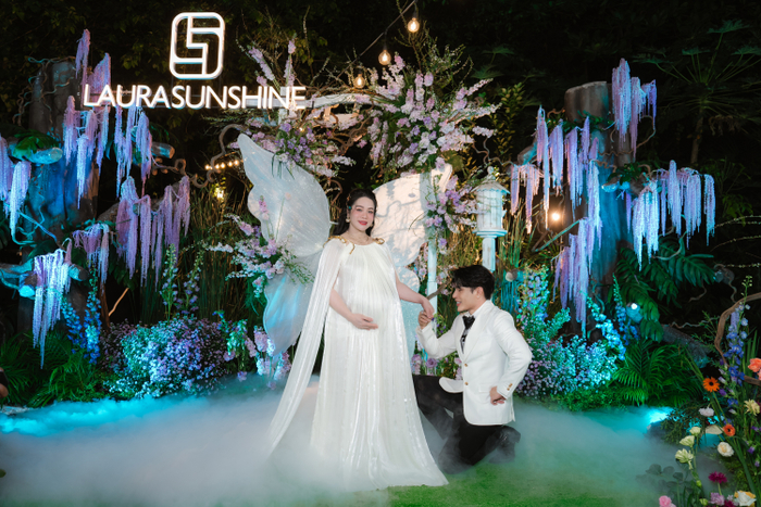 “Mẹ bỉm” Nhật Kim Anh rạng rỡ và tự tin biểu diễn với chiếc bụng bầu vượt mặt.