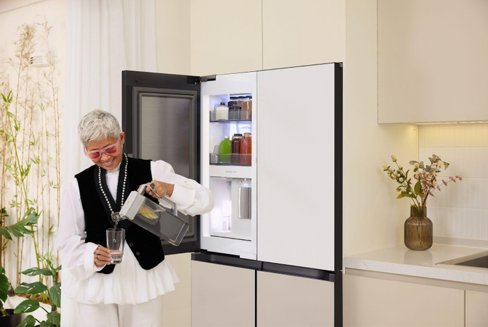 Quầy Minibar sành điệu với bình tự động làm đầy để Naomi Thủy Nguyễn được tự do sáng tạo thức uống theo sở thích riêng từ detox, coldbrew, cho đến trà ủ lạnh